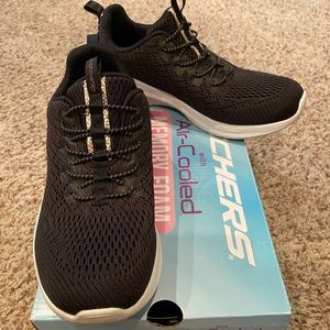 Black size 6 Skechers athletic shoes